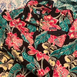 Excellent women’s authentic Patagonia pullover.